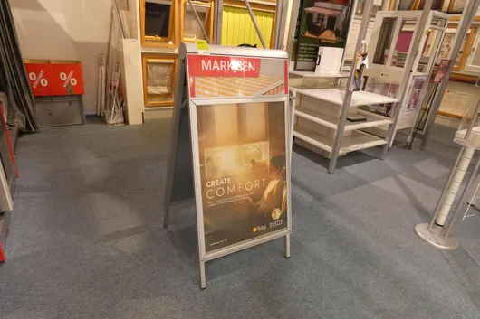 Stojan na letáky