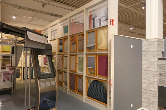 Sample display rack, with contents (pleated blinds)
