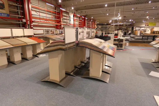 7x display stands, with contents (carpet samples)