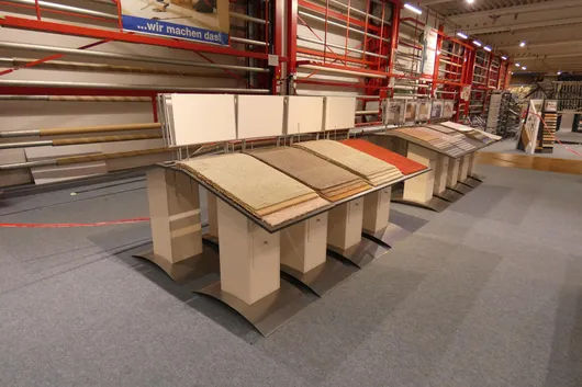 8 tables de présentation avec contenu (échantillons de tapis)