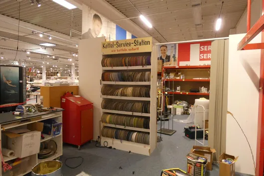 Regál, s obsahem (Kettel pásky)