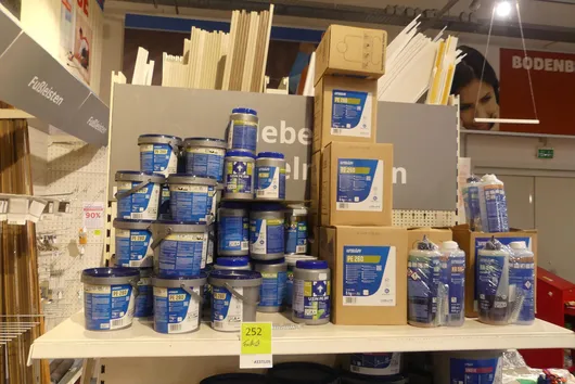 Partij schildersbenodigdheden, o.a. 2K silicaathars, dispersie multigrondering