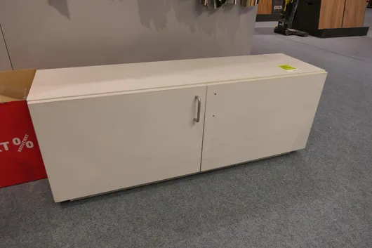 Sideboard, mit Inhalt