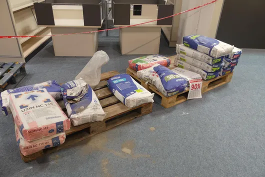 Partij schildersbenodigdheden, vezelversterkte gipsvuller, stabiele cementgebonden reparatiemortel, snelle gips egalisatiemassa, cementgebonden vuller