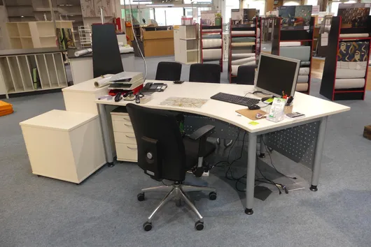 Birou cu scaun de birou, 2 buc. containere de birou, sideboard, 3 buc. scaune pentru vizitatori, fără conținut
