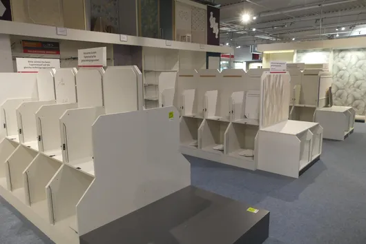3 estanterías de mercancías, sin contenido