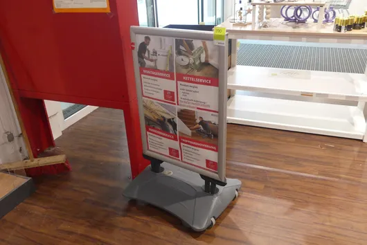 Stojak informacyjny na kółkach