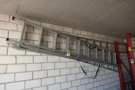 Multi-part ladder, with wall bracket