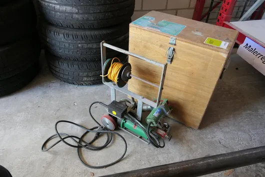 Leister - forrólevegős hegesztőautomata, kábeldobbal a állványon, fa ládával együtt
