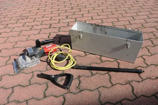 Flex - Power tool for floor covering work with guide plate
