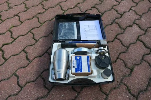Radtke Messtechnik - CM moisture meter (calcium carbide method) in case
