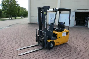 Jungheinrich - Elektro-Gabelstapler mit Ladegerät, 2x Wasserbehälter und Regal