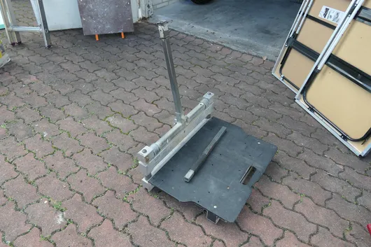 Laminate / design flooring cutter with lever arm and support plate