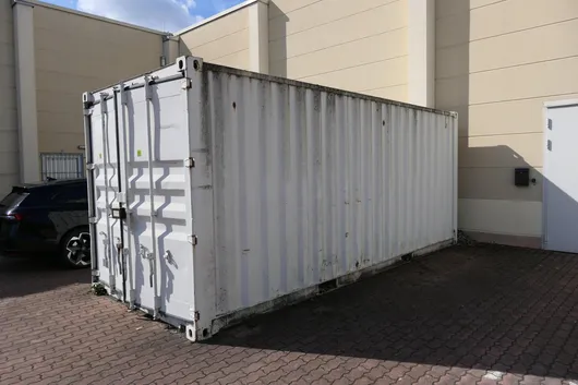 Sjøcontainer med hylle, uten innhold