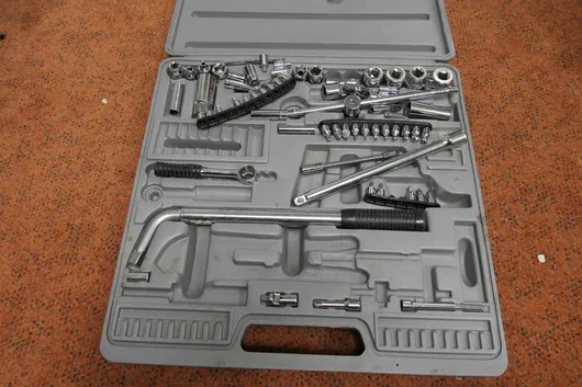 Socket set in case, incl. ratchet, sockets, bits, extensions and wheel brace, incomplete