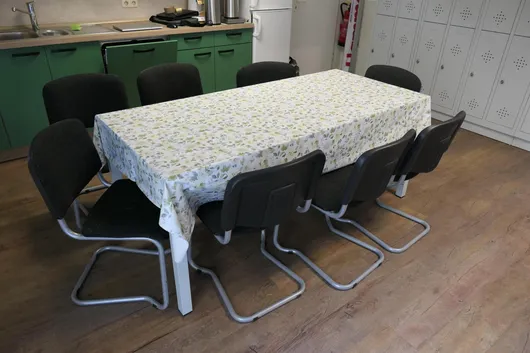 Tafel met 8 stoelen