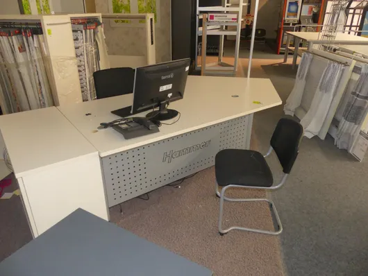 Verkaufsecke mit Schreibtisch, Sideboard, Bürostuhl, Stuhl, Technik