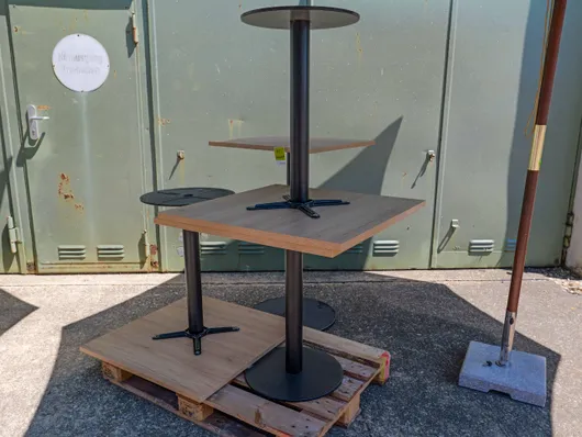 1 hoge tafel, 3 normale tafels