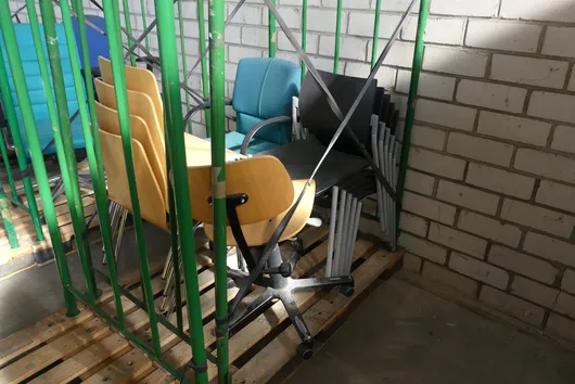 Lot de chaises, avec râtelier de stockage