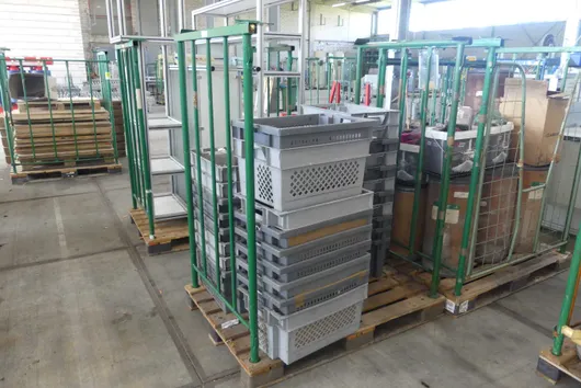 Lot de caisses en plastique, avec support de stockage