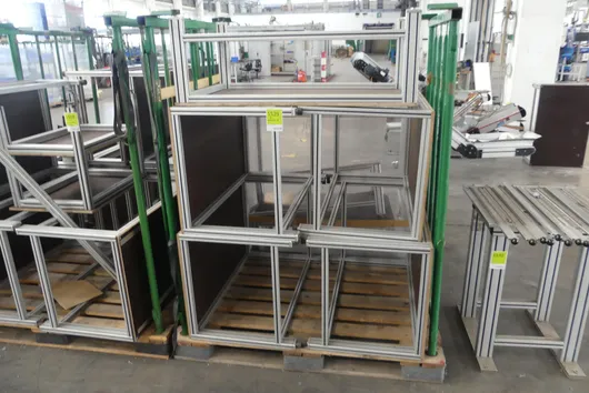 Lot de plateformes de travail, avec ridelles de stockage