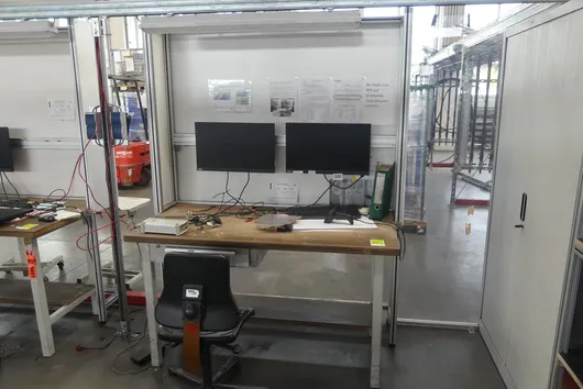 Werkbank met werkstoel en inhoud