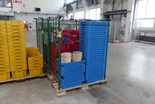 Lot de bacs de stockage, avec ridelle de stockage
