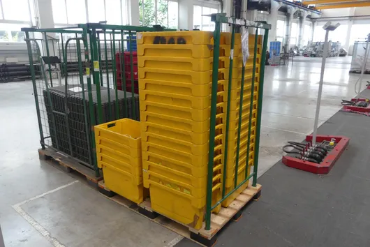 Lot de bacs de stockage, avec ridelle de stockage
