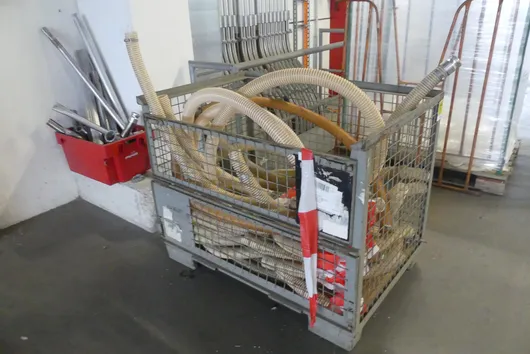 Lot de tuyaux/divers, avec caisse à claire-voie