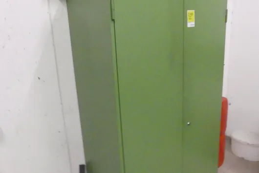 Kovová skladovací skříň, uzamčená!