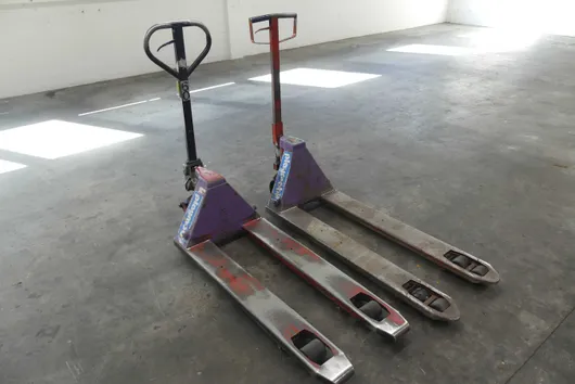 2x handpallettrucks, verschillende uitvoeringen