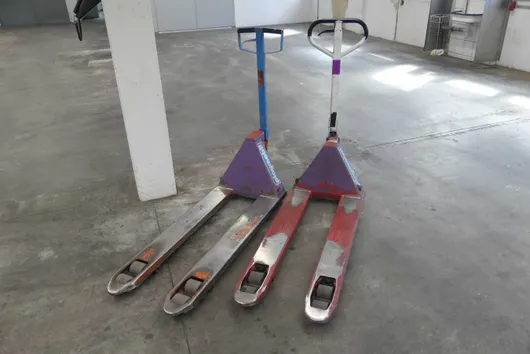 2x handpallettrucks, verschillende uitvoeringen