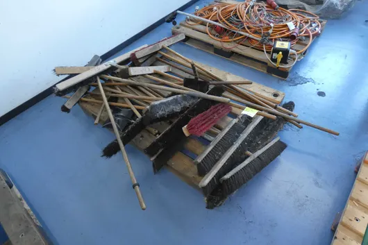 Lot of brooms, with pallet