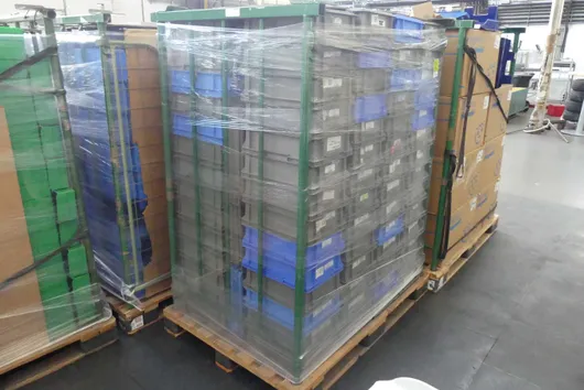 Lot de bacs de stockage, avec ridelles de stockage