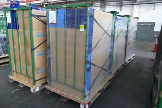 Lot de bacs de stockage, avec ridelles de stockage