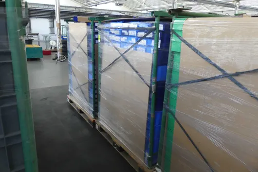 Lot de bacs de stockage, avec ridelles de stockage