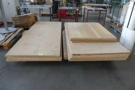 2x palette avec panneaux de matériau bois