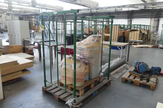Soubor průmyslového materiálu / komponentů, se skladem