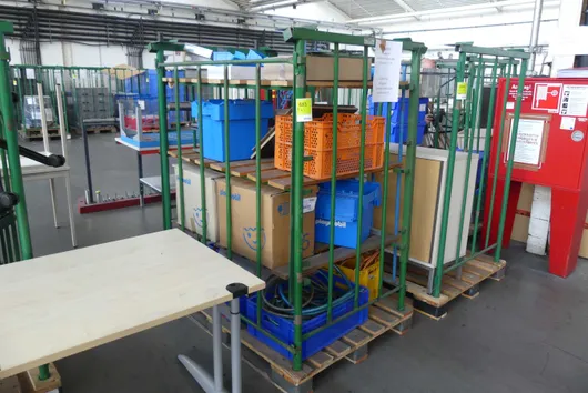 Partij industriële benodigdheden / opbergboxen, met voorraad