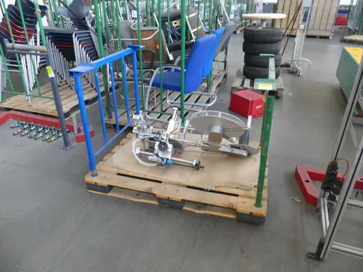 Industrieel apparaat, vermoedelijk etiketteermachine met dispenser