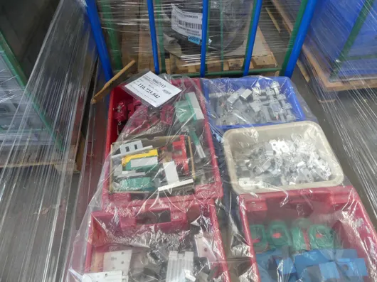 Sada komponentů/náhradních dílů, se skladovací lištou