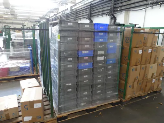 Lot de bacs de stockage, avec glissière de stockage