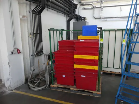 Lot de bacs de stockage, avec glissière de stockage