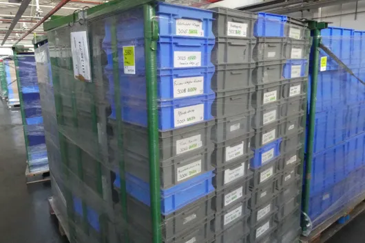 Sada skladovacích boxů, s skladovací lištou