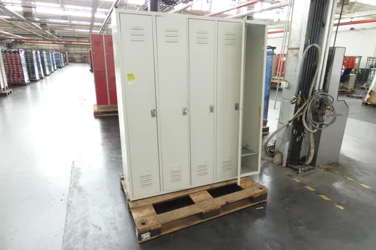 Locker cabinet with pallet