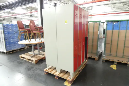 2 lockers, with pallet