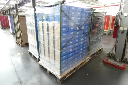 Lot de caisses de rangement, avec 1 traverse de stockage
