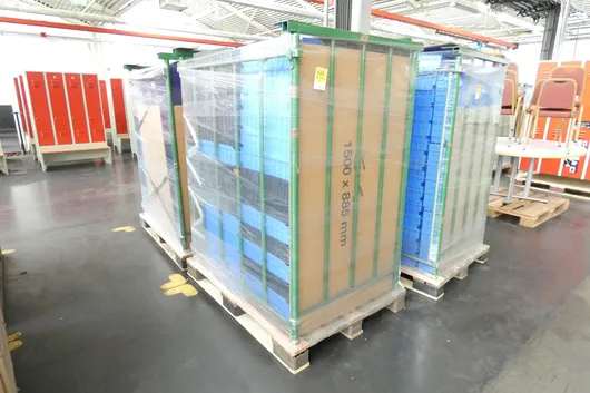 Lot de caisses de rangement, avec 1 traverse de stockage