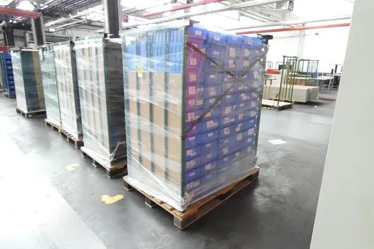 Lot de caisses de rangement, avec 1 glissière de stockage