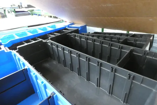 Lot de caisses de rangement, avec 1 glissière de stockage